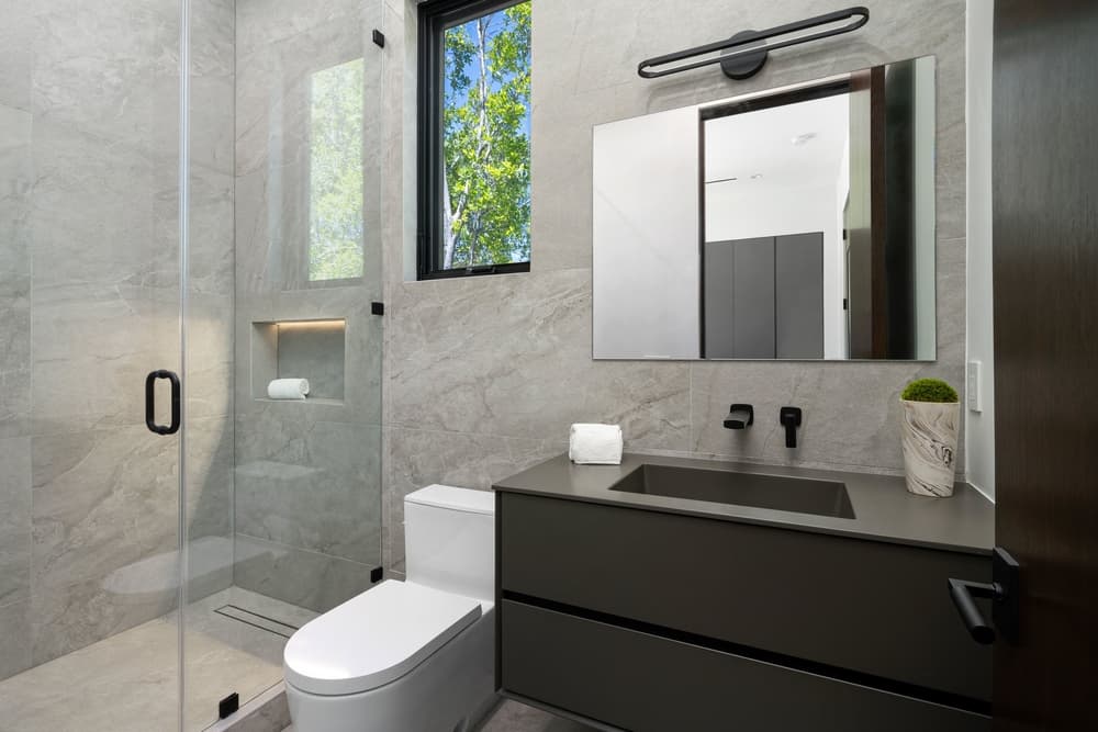 Efficient Small Bathroom Makeover for Maximized Space
